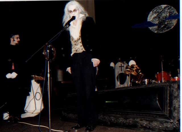 6. BLUUD REVUE - PLES UP�R�