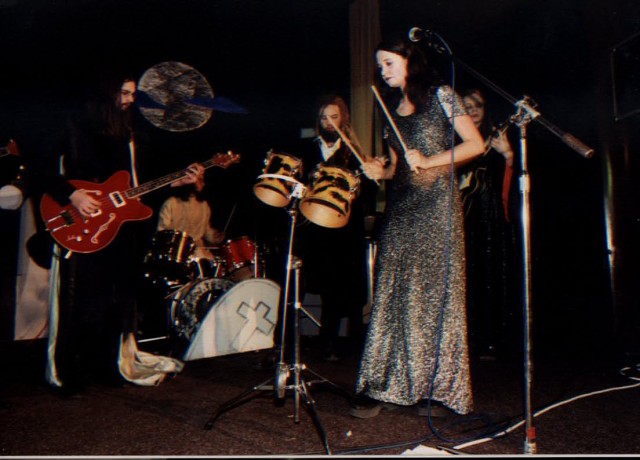 6. BLUUD REVUE - PLES UP�R�