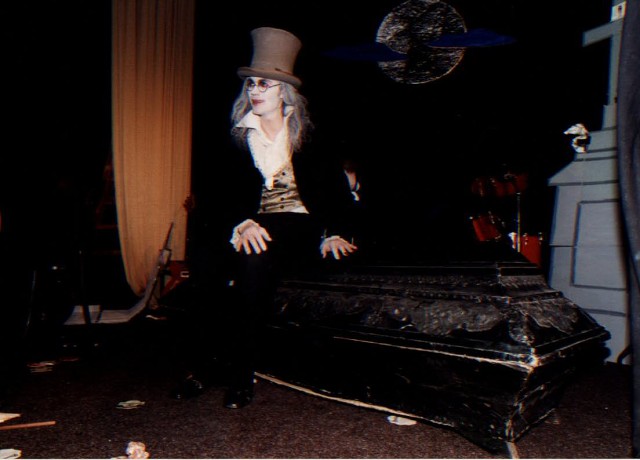 6. BLUUD REVUE - PLES UP�R�