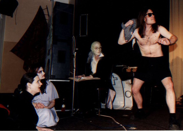 6. BLUUD REVUE - PLES UP�R�