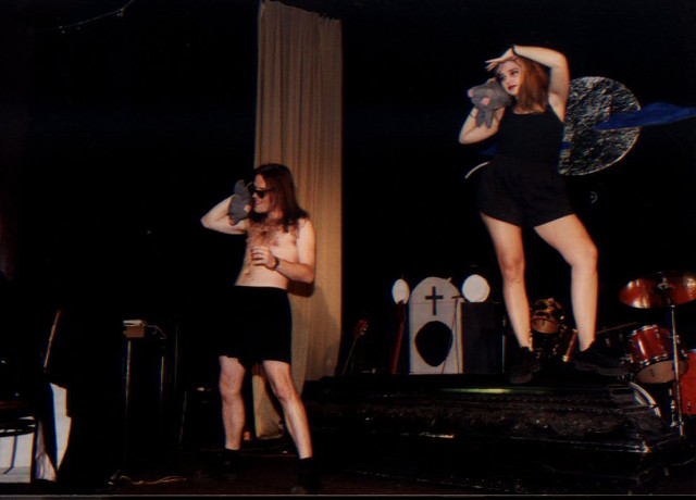 6. BLUUD REVUE - PLES UP�R�