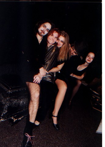 6. BLUUD REVUE - PLES UP�R�